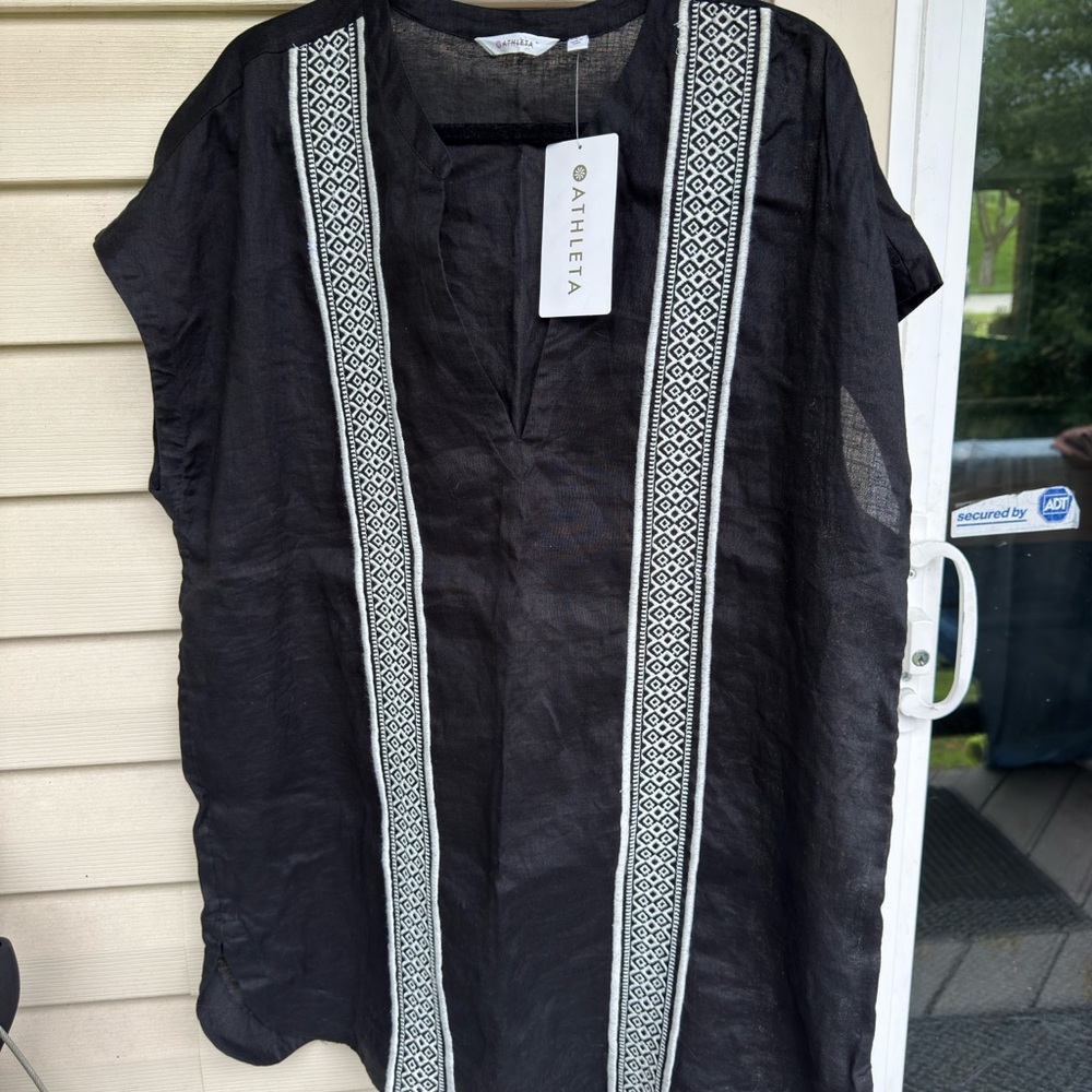 NWT Athleta Black Tunic with White Geometric Trim